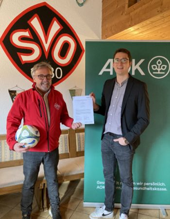 Willi Wahmhoff, Sport-Vorstand des SVO Germaringen und Stefan Rampp, AOK-Teamleiter Markt & Gesundheit